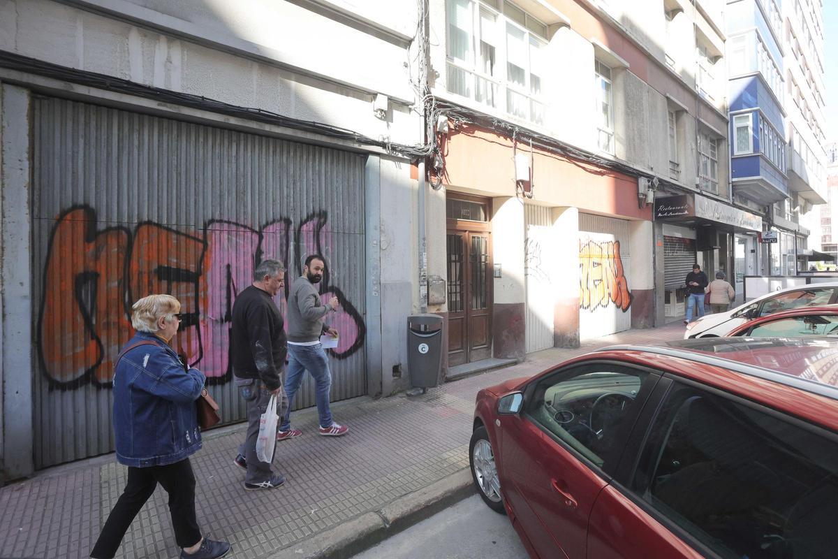 Oleada de grafitis la misma noche en seis bajos de Nicomedes Pastor Díaz Oleada de grafitis la misma noche en seis bajos de Nicomedes Pastor Díaz