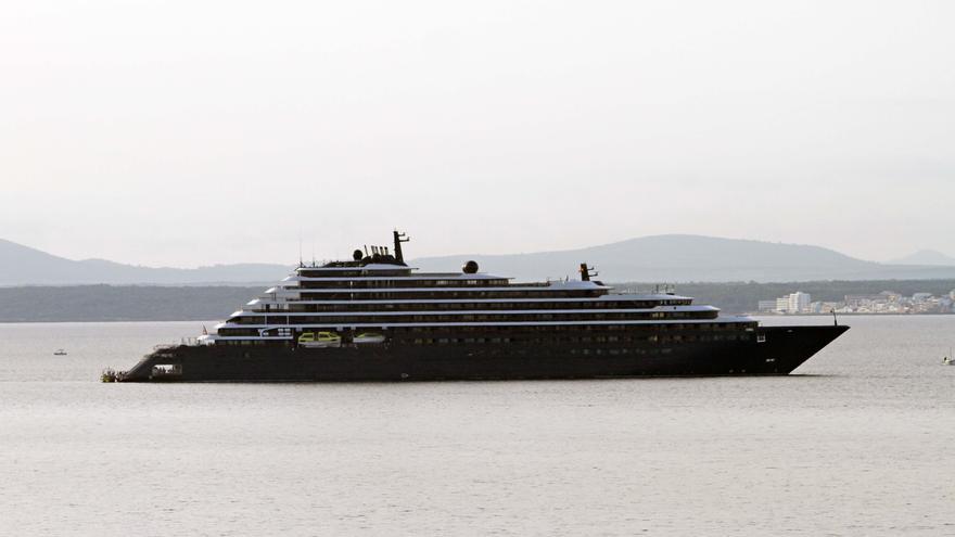 El crucero &#039;Evrima&#039;, de la cadena hotelera Ritz-Carlton, navega por aguas de Mallorca en su viaje inaugural