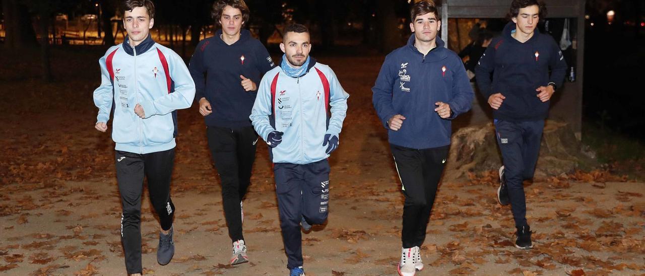 Ageitos, en el medio, flanqueado por varios célticos sub 18; al lado, Ageitos con Pedro Vázquez, que sostiene el trofeo al primer clasificado, en Itálica; debajo, los equipos sub 18 y sub 20 que viajaron a Andalucía. |  // PABLO HERNÁNDEZ GAMARRA