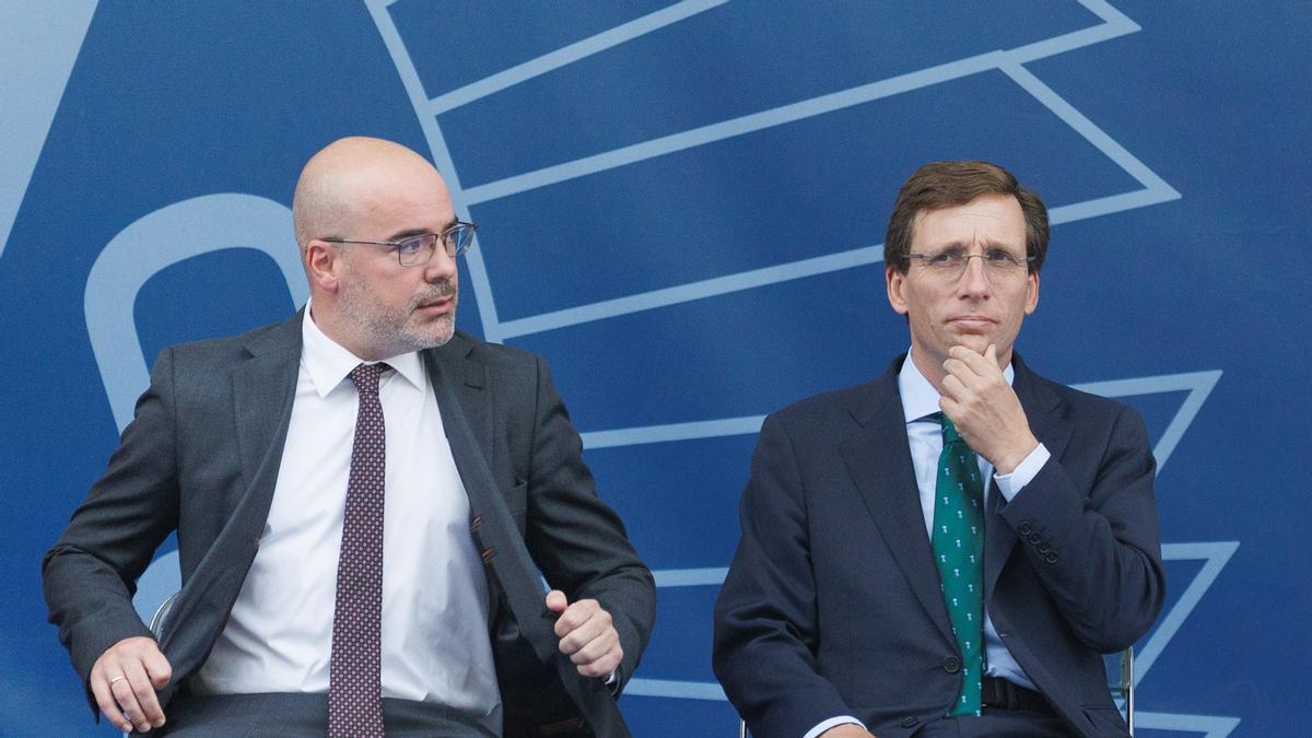 El delegado del Gobierno en la Comunidad de Madrid, Francisco Martín y el alcalde de Madrid, José Luis Martínez-Almeida, durante el acto de conmemoración de la festividad de San Juan Bautista