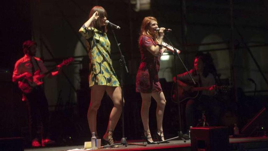 La banda gala Nouvelle Vague, en su concierto en la plaza de María Pita.