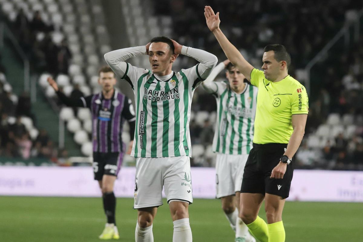 Pérez Hernández, en el Córdoba CF-Valladolid, último duelo en el que se cruzó con los blanquiverdes.