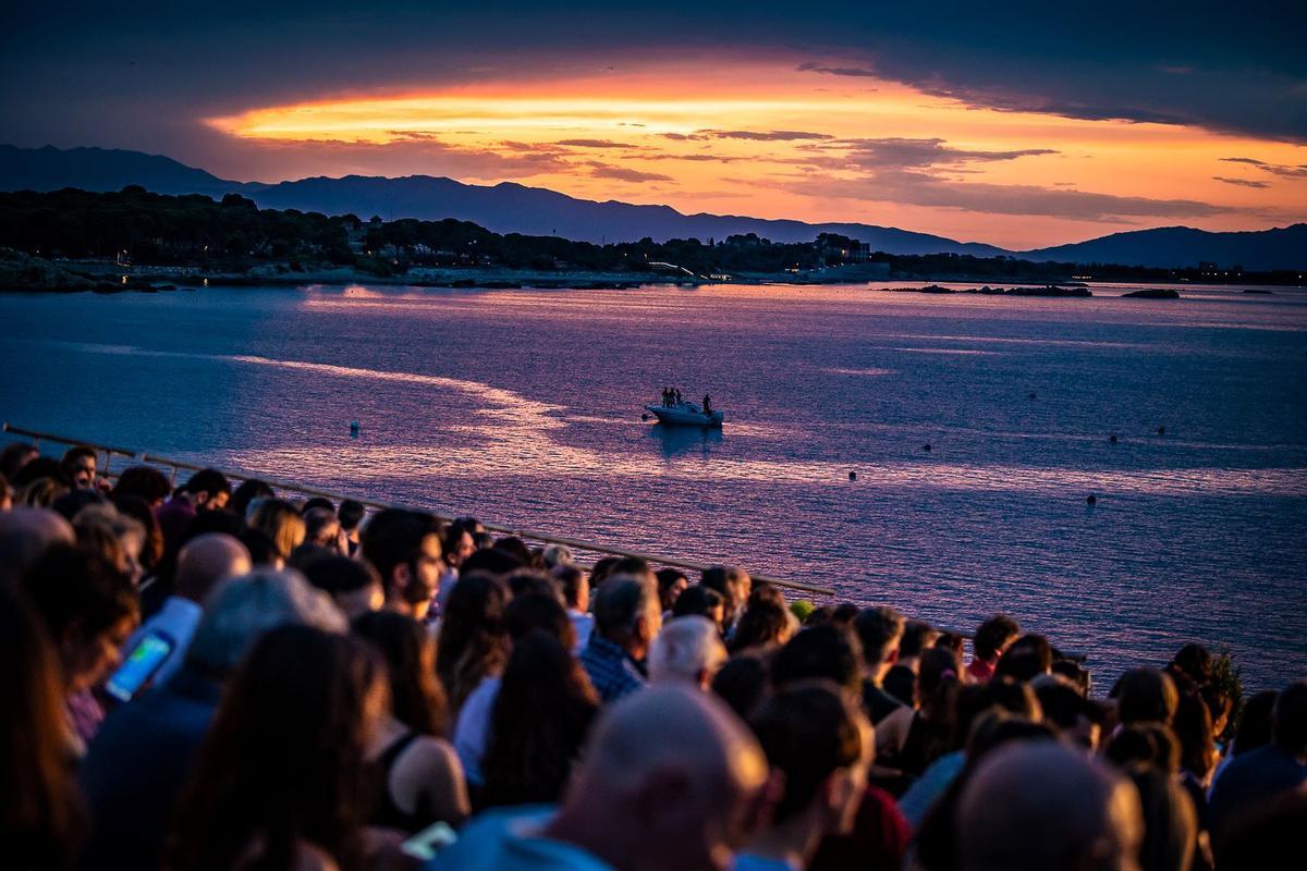 El público disfruta de un espectáculo en la Mar d'en Manassa