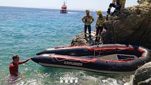 Salvament Marítim remolca la lancha atascada en Punta Falconera de Roses