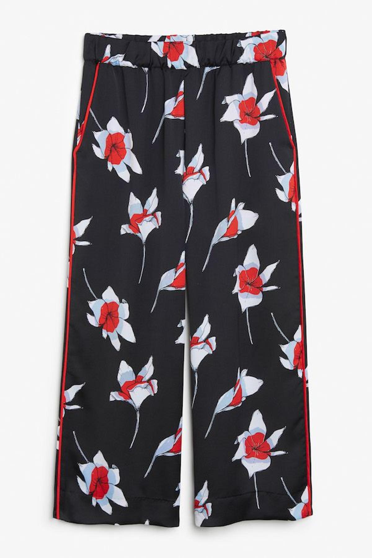 Pantalón floral, de Monki, 40 euros