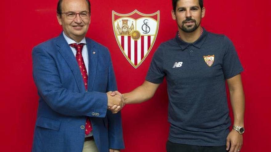 Nolito, ayer junto al presidente del Sevilla, José Castro.