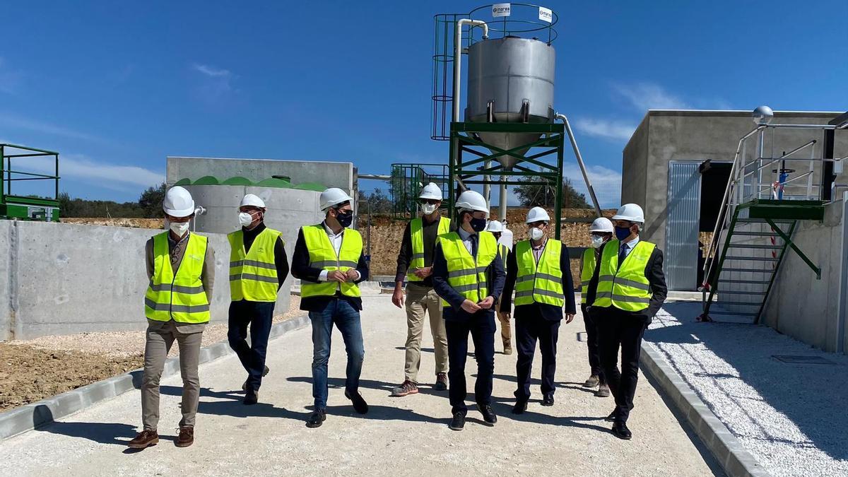 Visita del delegado de Agricultura de Córdoba a la depuradora de La Victoria