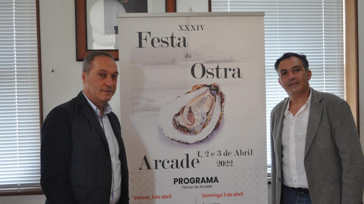 El alcalde Agustín Reguera, presentando el cartel de las fiestas junto al pregonero, el chef Paco Corral