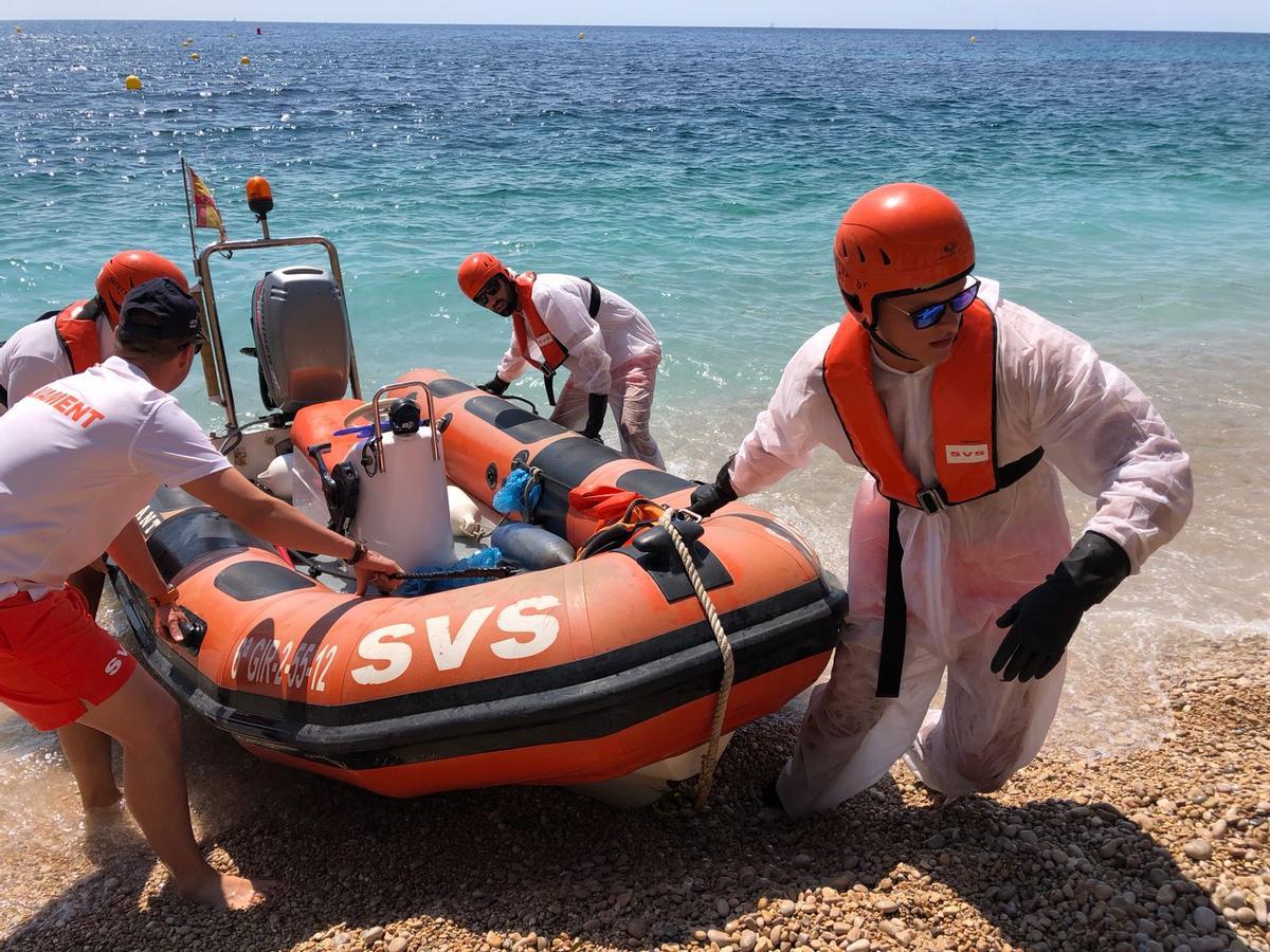 Operativo de salvamento SVS en 2018 en las playas de Benissa al detectar un ejemplar de carabela portuguesa