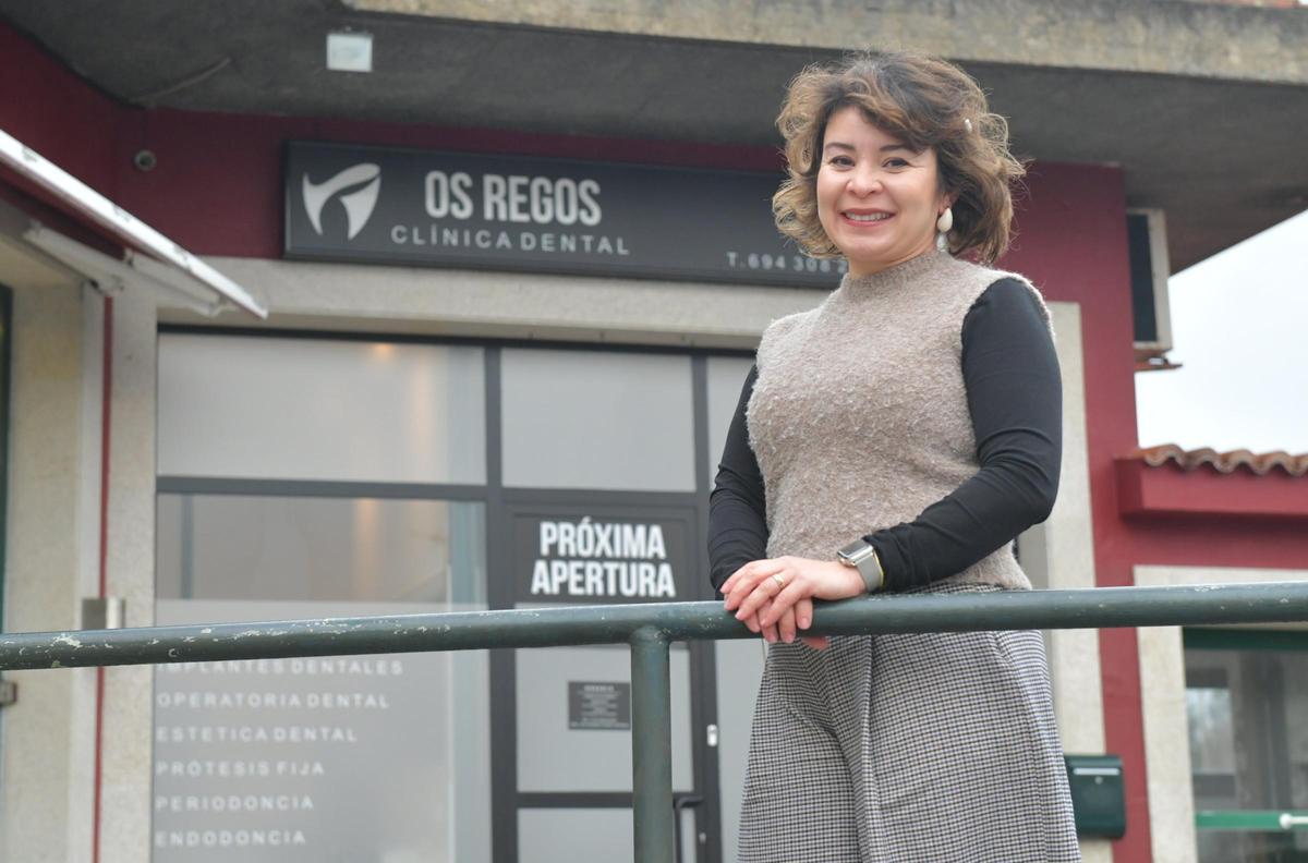 Alejandra Juárez ante su nueva clínica dental en Os Regos