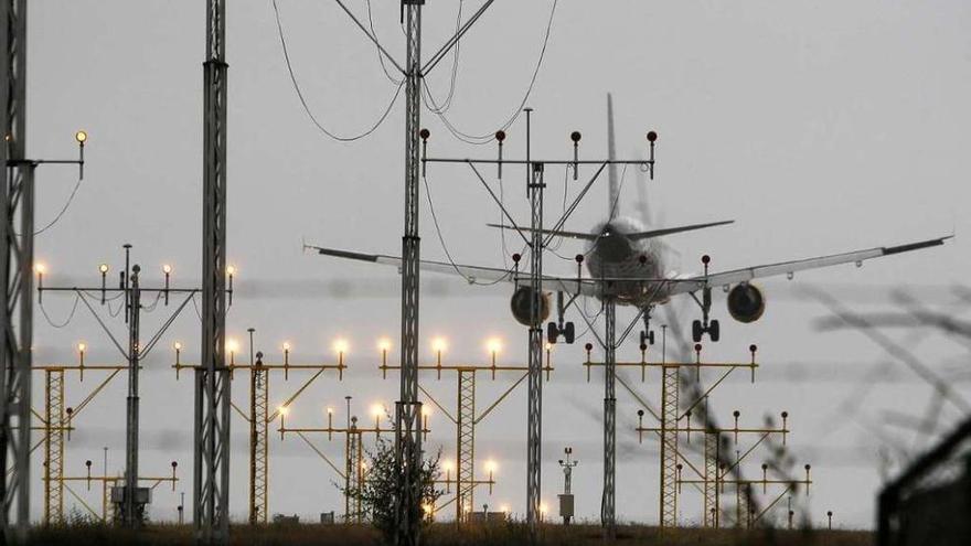 Antenas del sistema antiniebla ILS del aeropuerto de Vigo. // J. Lores