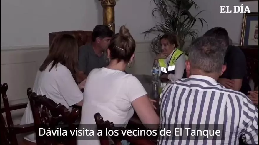 Rosa Dávila visita a los vecinos afectados por el incendio en Tenerife