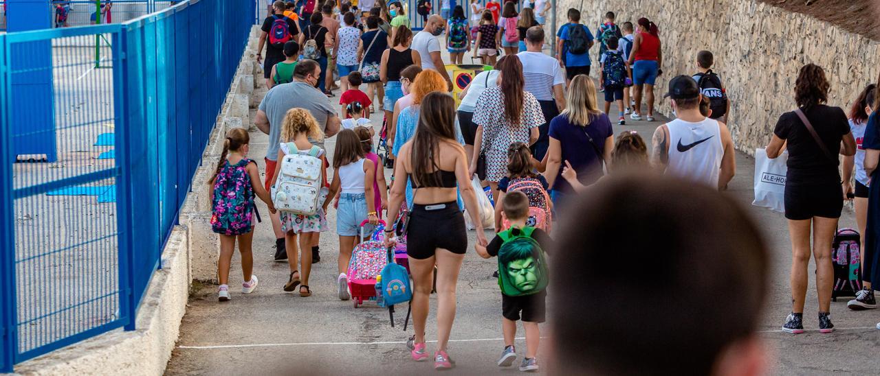 Escolares a la entrada de un colegio de Benidorm en una imagen de archivo.