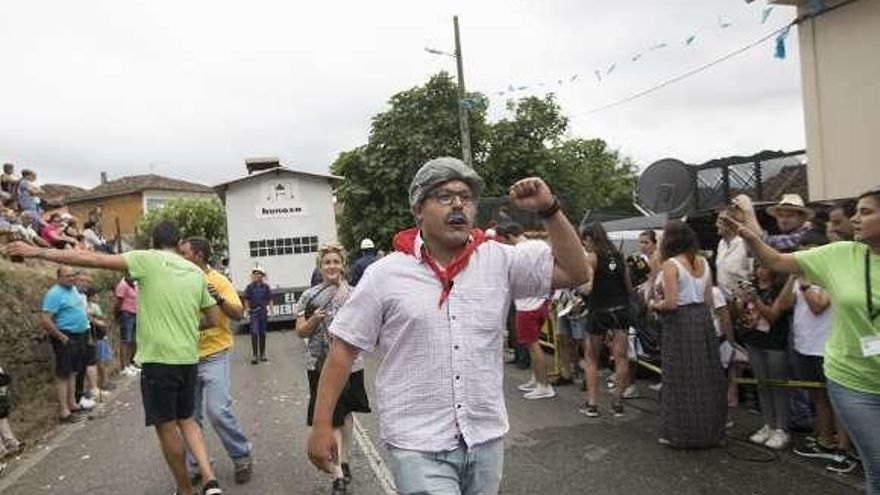 Una protesta antitaurina junto a la plaza de toros de Gijón.