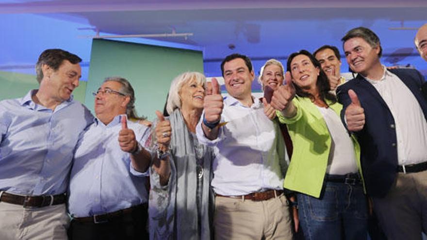 El presidente del PP andaluz, Juanma Moreno, con los ocho cabezas de lista en las pasadas elecciones generales.