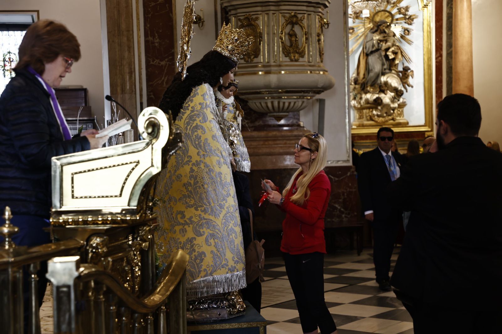 El Besamanos acoge a miles de fieles ante la Virgen