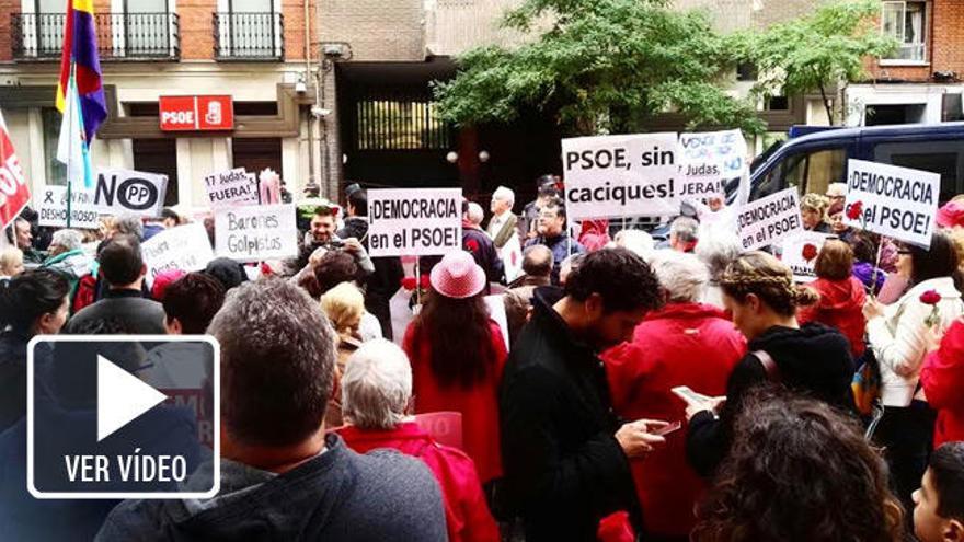 Imagen de la concentración esta mañana en Ferraz.