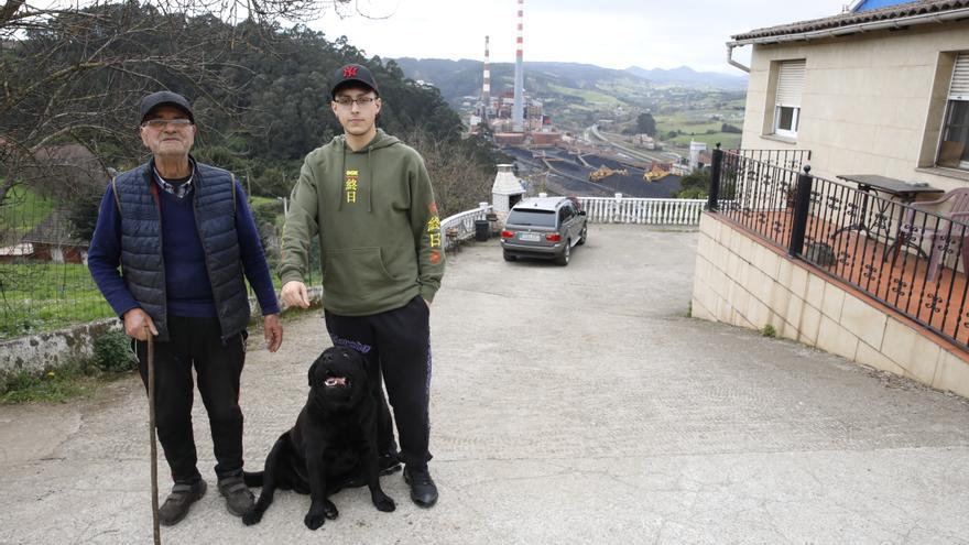 Los vecinos de Les Cabañes ansían la transformación de Aboño para dejar de vivir entre carbón