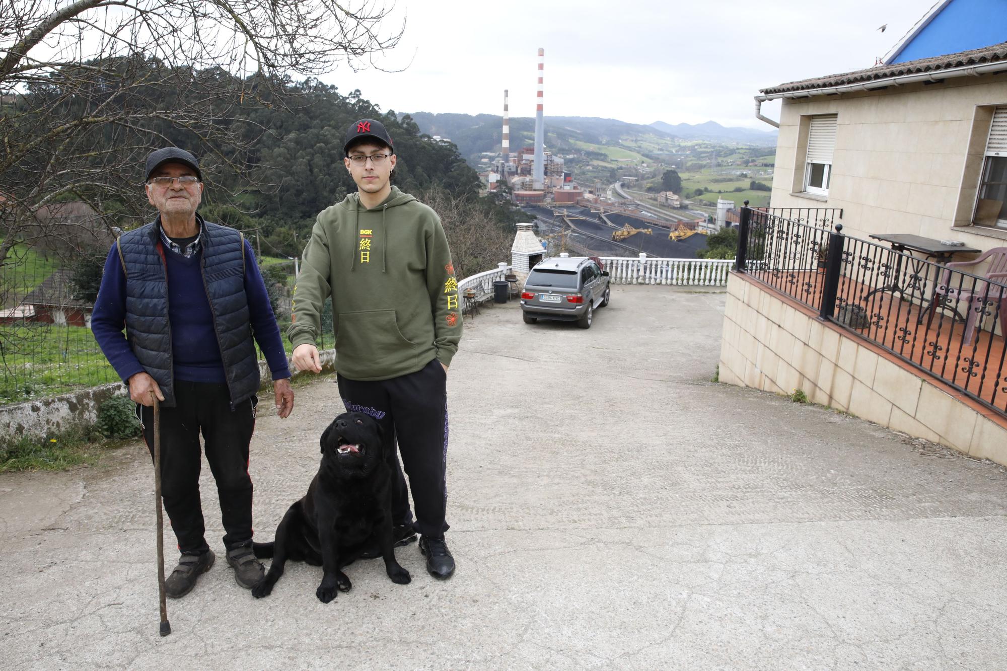 En imágenes: Los vecinos de Les Cabañes ansían la transformación de Aboño para dejar de vivir entre carbón