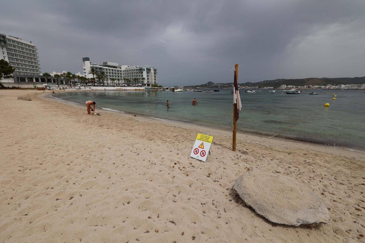 Galería: cerrada al baño la Platja d'en Xinxó por vertidos fecales