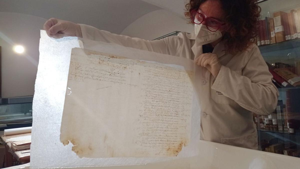 Trabajos de restauración de los documentos en el Archivo Histórico de Eivissa. | AE