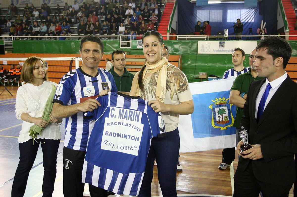 El primer entrenador de Carolina Marín, Paco Ojeda, junto a la deportista onubense.