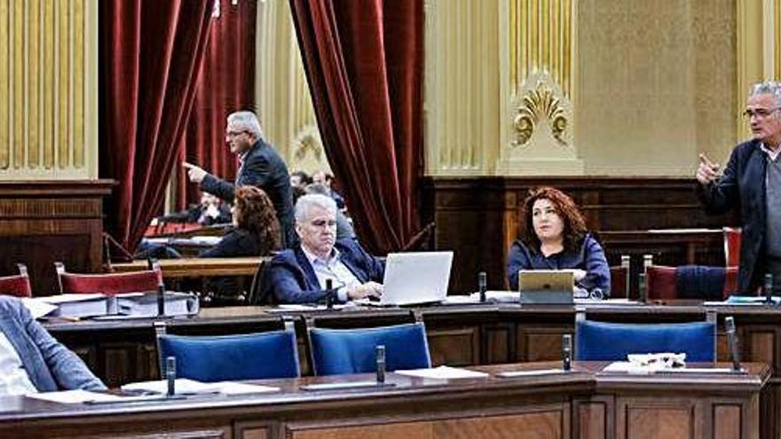 Un momento del pleno del Parlament celebrado ayer.