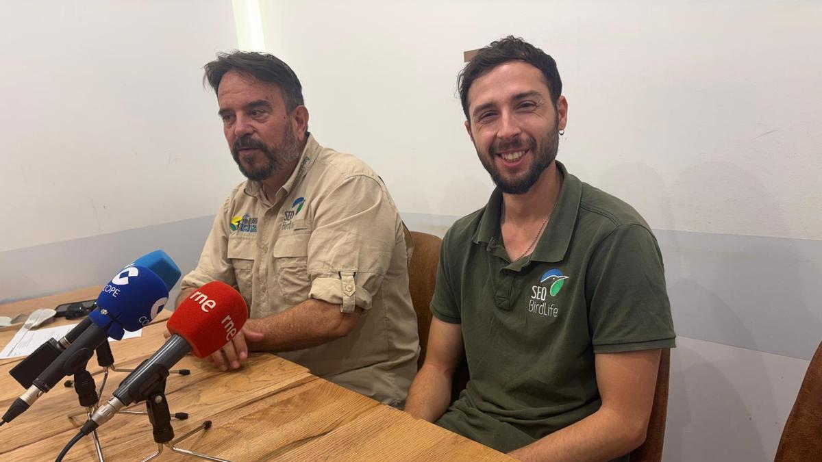 Marcelino Cardalliaguet, delegado de SEO/BirdLife en Extremadura, y Diego Navarro, técnico en especies y espacios de la organización