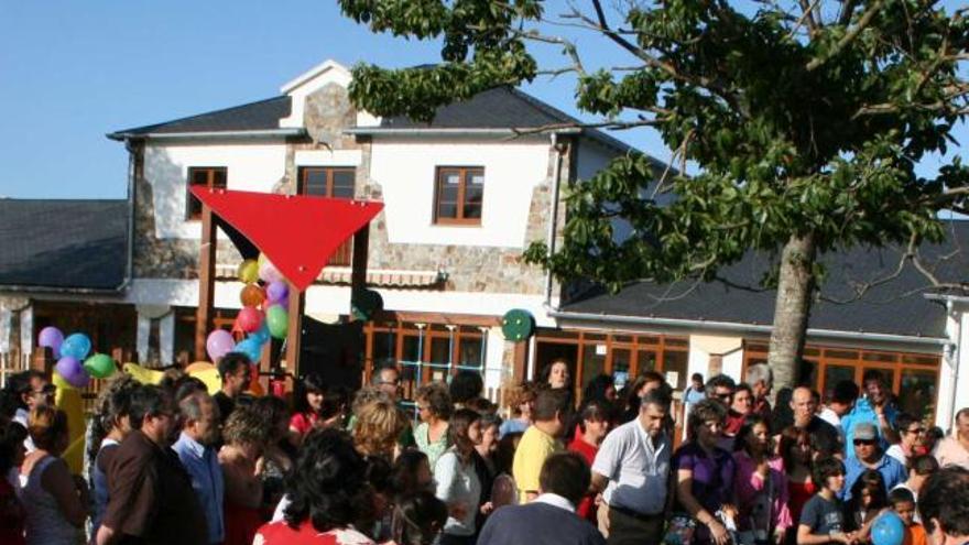 Personal y familias en las instalaciones de la Fundación Edes.