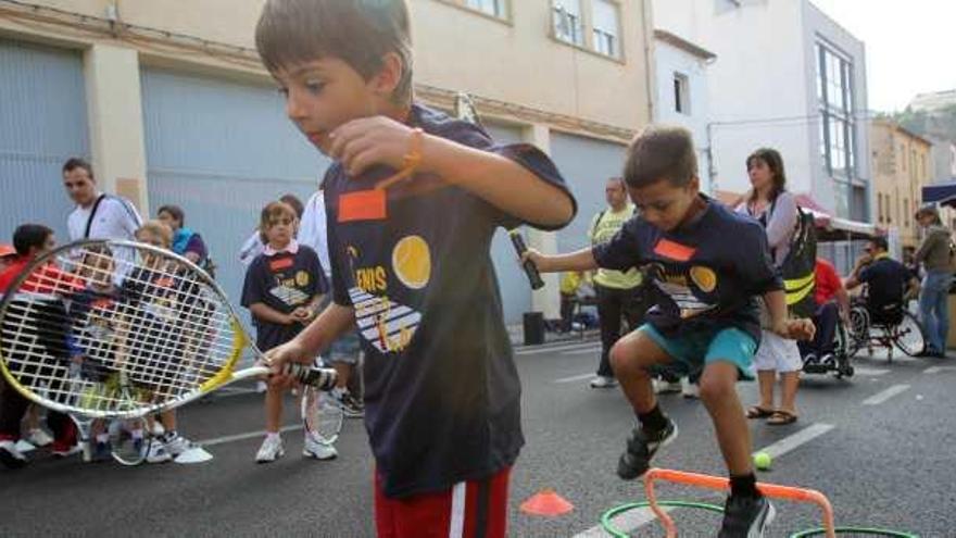 Éxito de  las jornadas de &quot;tenis en la calle&quot; de Banyeres