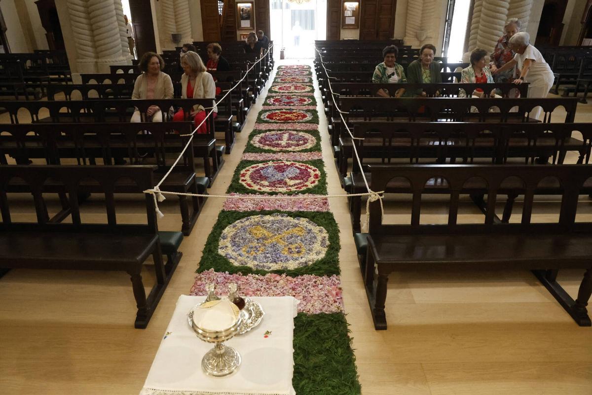 EN IMÁGENES: El Corpus Christi de Somió luce en todo su esplendor con una misa y procesión oficiada por Kike Figaredo: "Estamos muy contentos de que nos acompañe EN IMÁGENES: El Corpus Christi de Somió luce en todo su esplendor con una misa y procesión oficiada por Kike Figaredo: "Estamos muy contentos de que nos acompañe