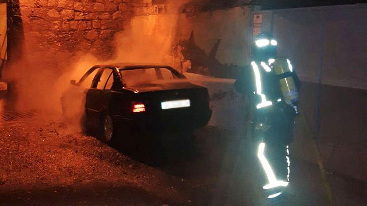 Actuación de los bomberos de Tenerife para excarcelar el cadáver del conductor del coche siniestrado