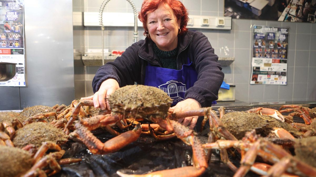 Eugenia Merino, en su puesto Geni y Belén, de la plaza de Lugo, con una centolla