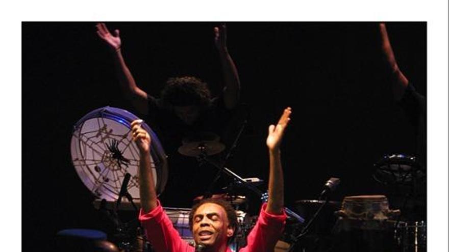 Gilberto Gil saluda al público durante un concierto en el 2002.
