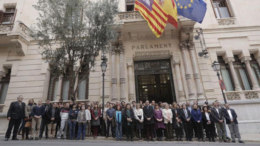 Autoridades y diputados durante el minuto de silencio en el Parlament.