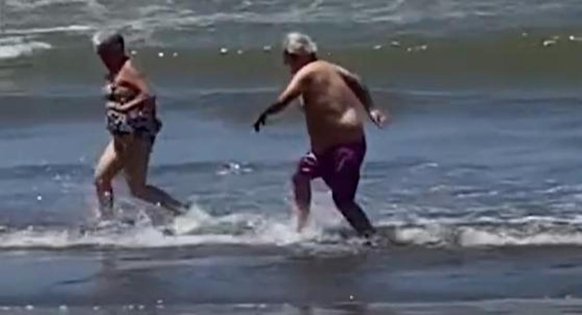 La tierna escena de dos ancianos en la playa enamora a millones de personas