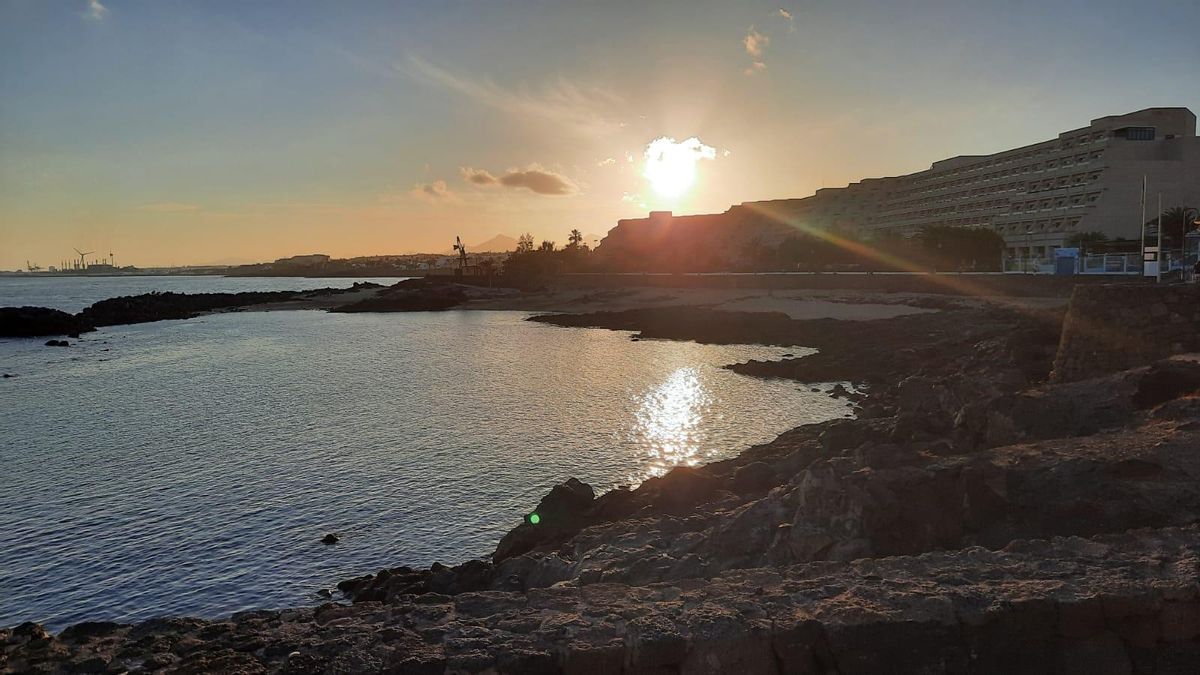 Sunset from El Jablillo beach, in Costa Teguise (Lanzarote) this Wednesday, April 7, with the Port of Arrecife in the background. Sunset from El Jablillo beach, in Costa Teguise (Lanzarote) this Wednesday, April 7, with the Port of Arrecife in the background.