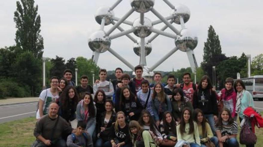 Alumnos del instituto Pare Vitòria recorren Europa