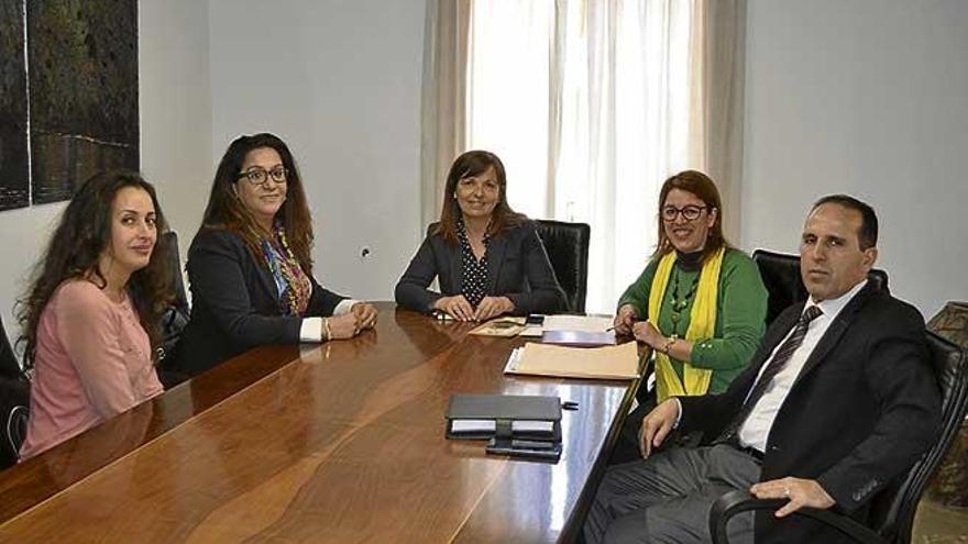 Reunión con Nezha Attaha en el consistorio ´manacorí´.