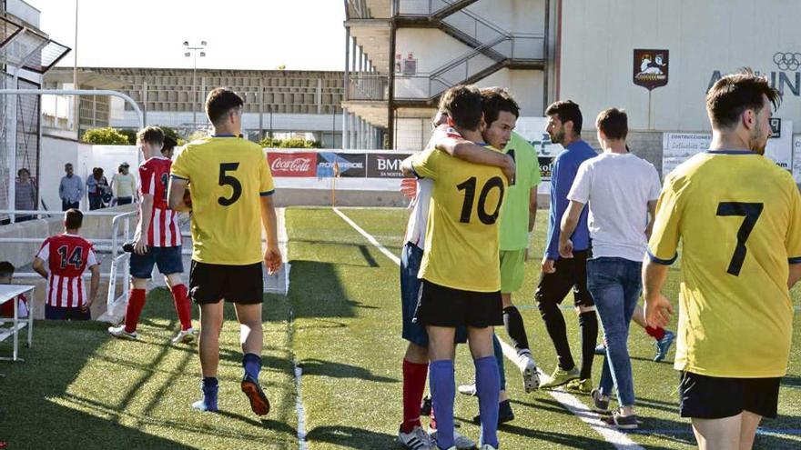 Un jugador del Manacor consuela a otro del Santanyí al finalizar el partido.