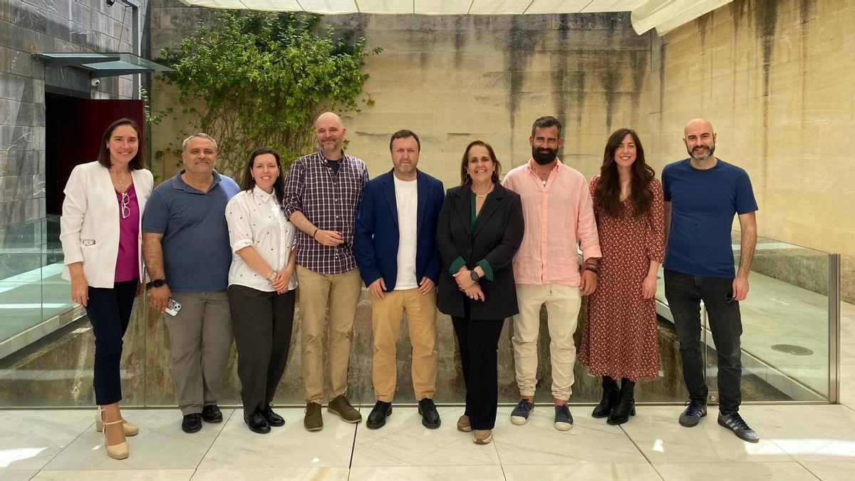 El equipo del Imdeec, de Volvemos a Córdoba y algunos beneficiarios del programa municipal de retorno.