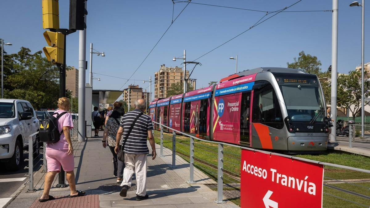 Una de las paradas más usadas del tranvía de Zaragoza reforma sus accesos peatonales