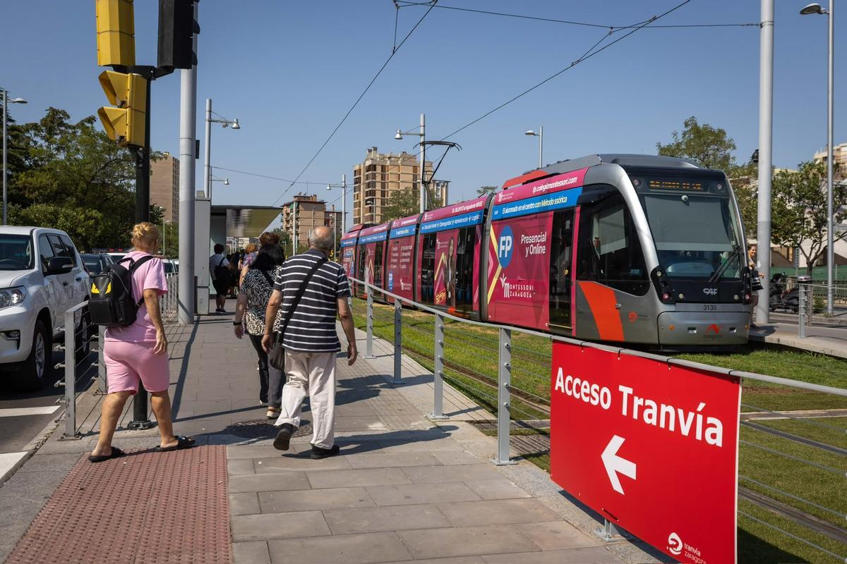 Una de las paradas más usadas del tranvía de Zaragoza reforma sus accesos peatonales.