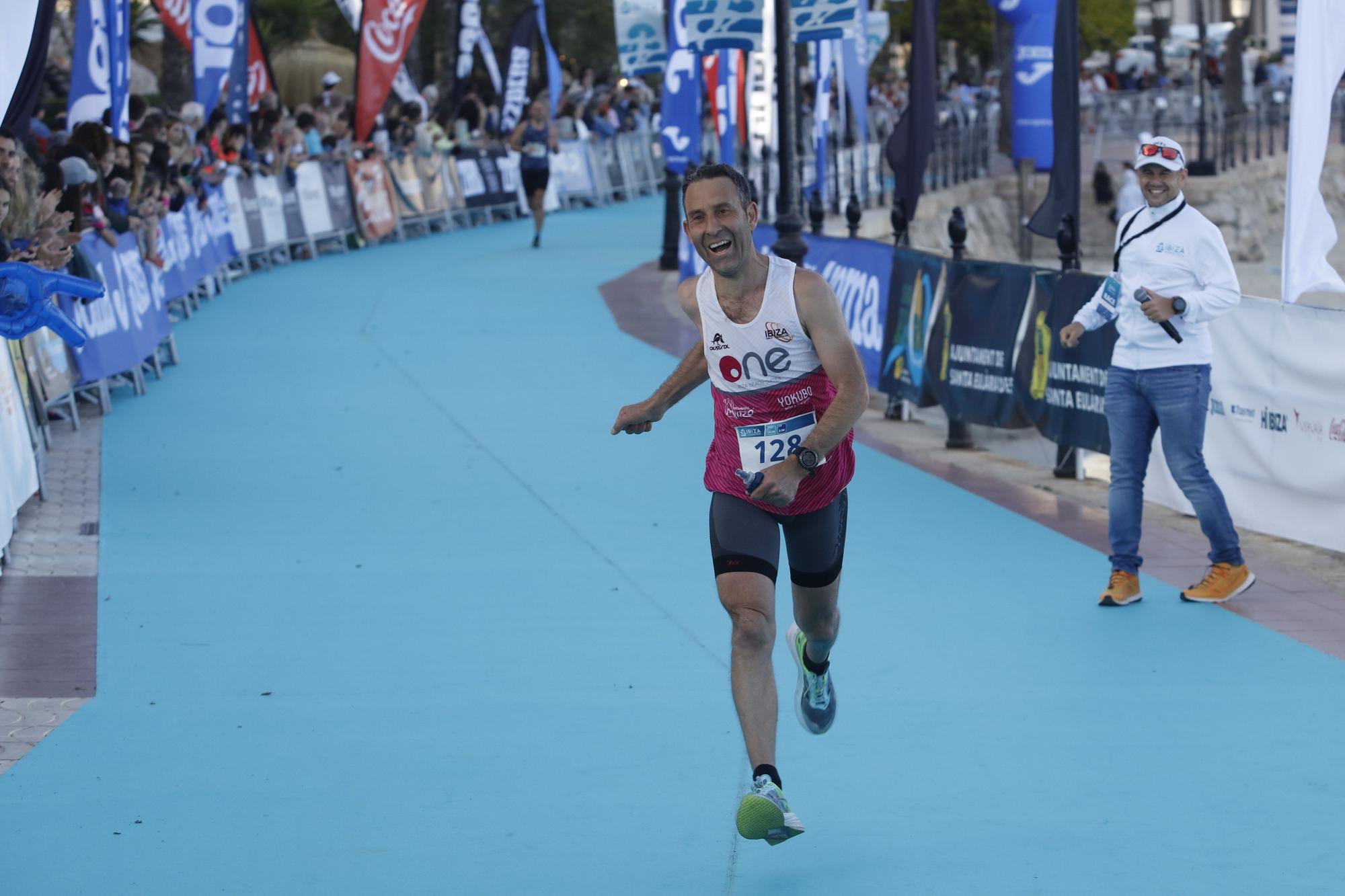 Búscate en nuestra galería de fotos del Santa Eulària Ibiza Marathon