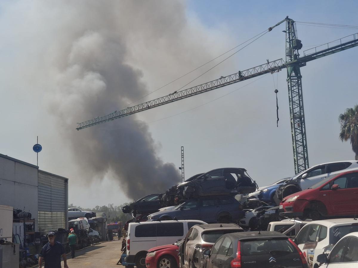 Las imágenes del incendio en el desguace de El Verger