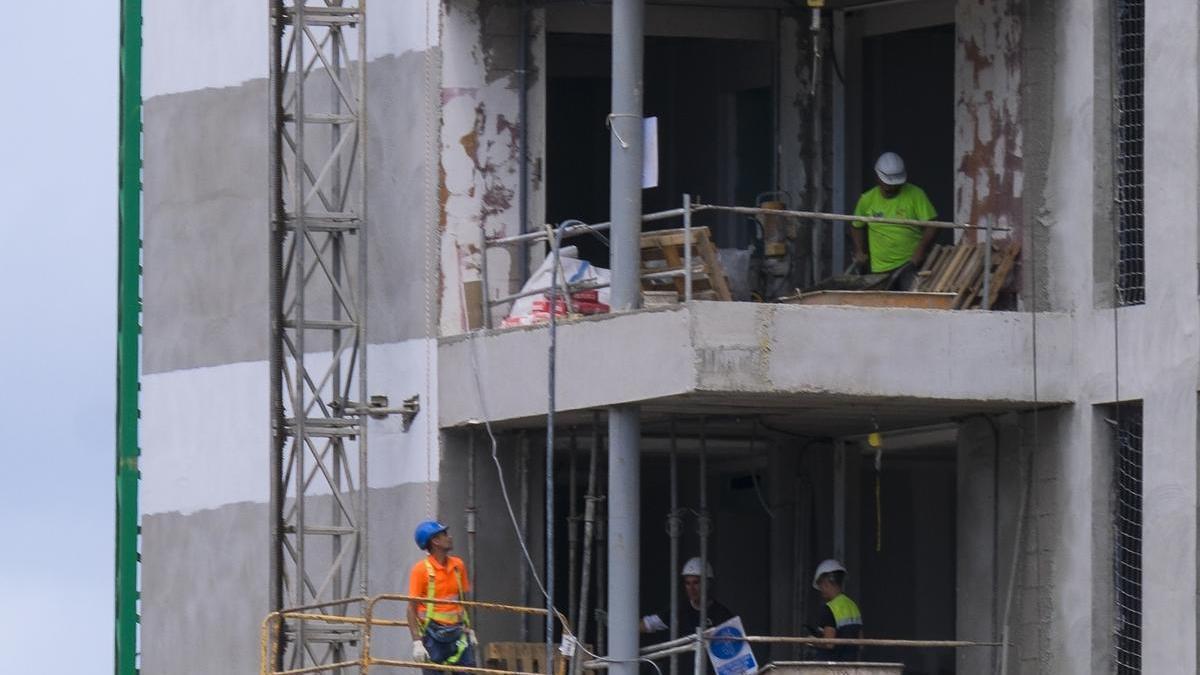 Trabajadores en una obra en la ciudad.