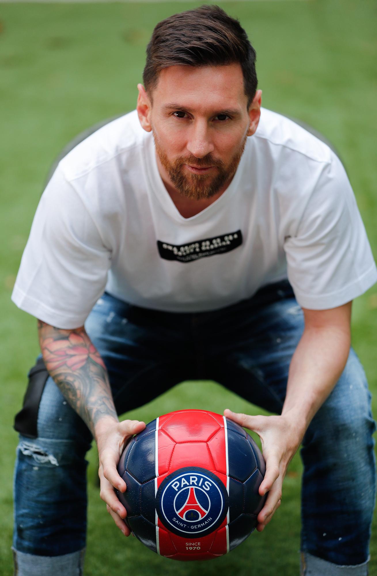 Leo Messi mit einem Ball von Paris Saint Germain.