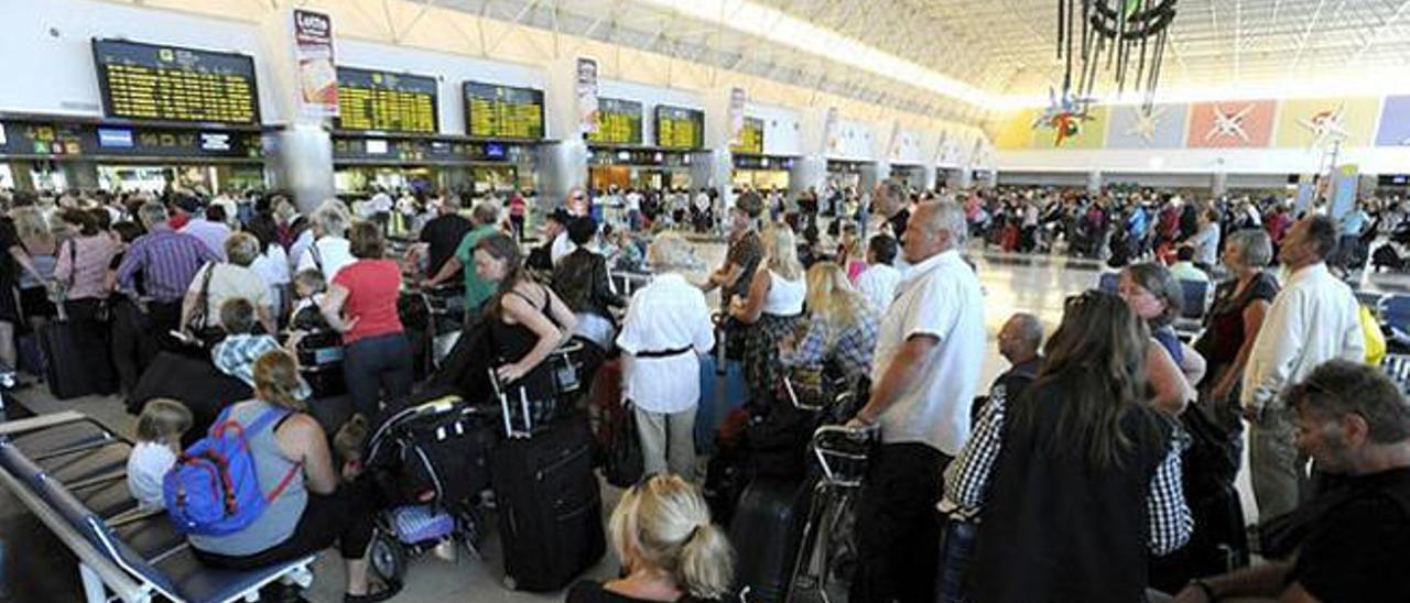 Los aeropuertos canarios batirán  el récord de llegadas durante el verano