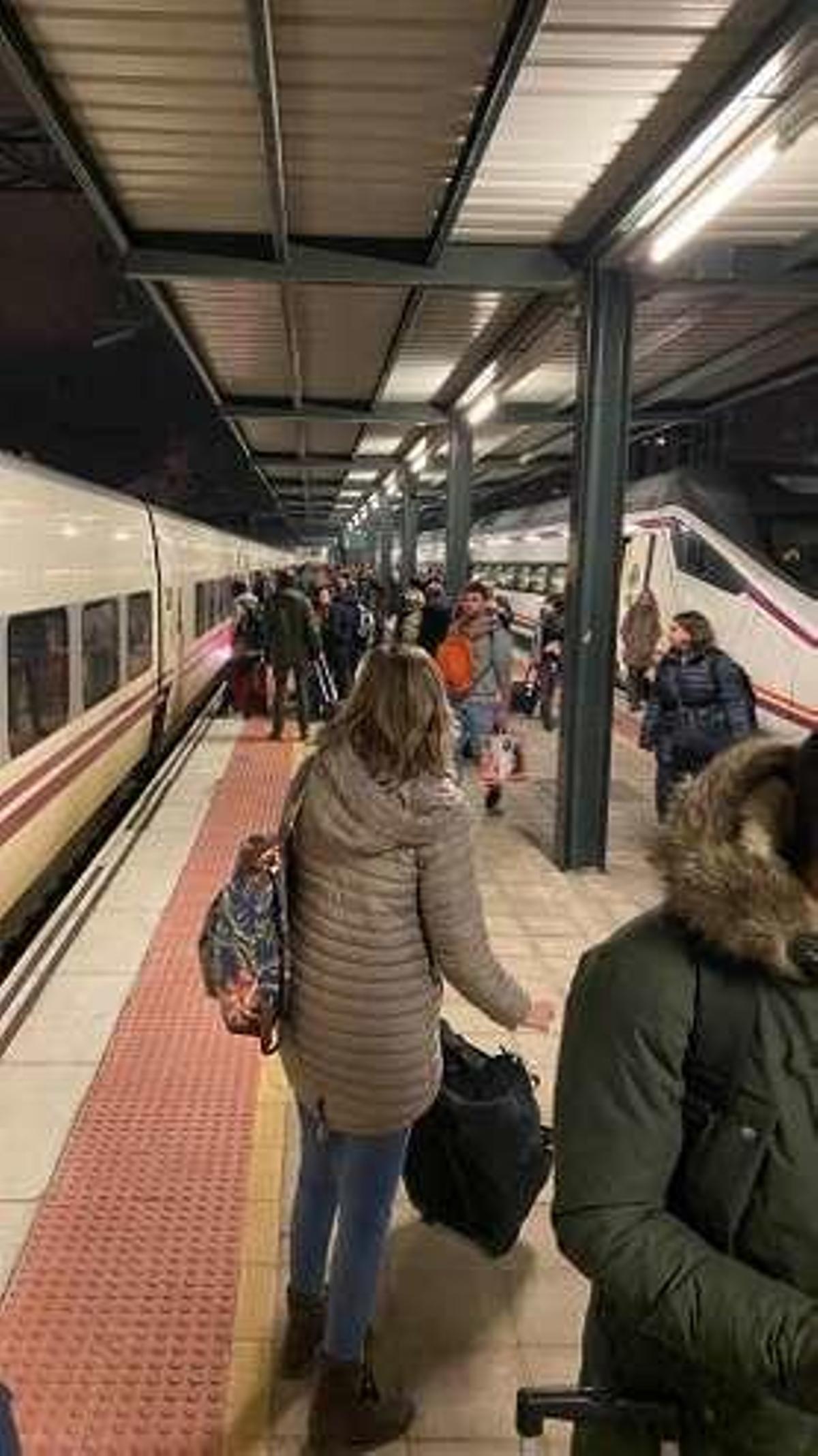Descarrila el primer vagón de un tren procedente de Madrid en un cambio de vía