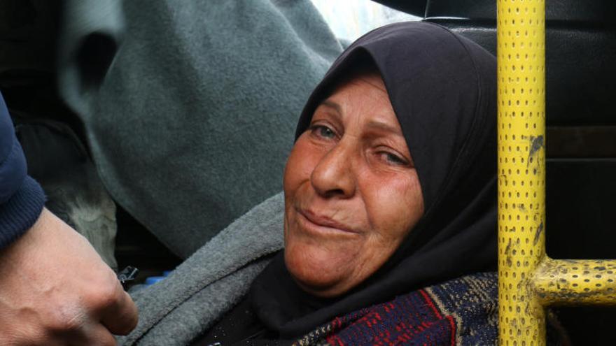 Una mujer, tras ser evacuada de Alepo.